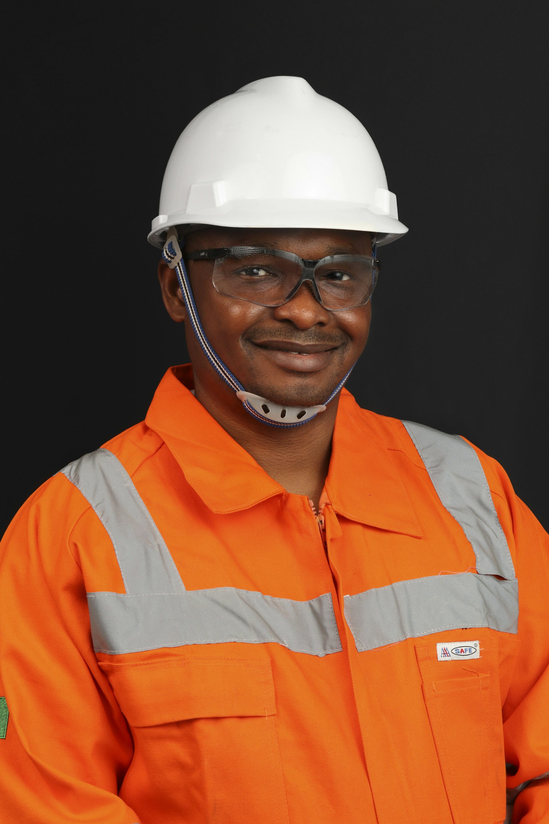 Técnico con casco y chaleco de seguridad